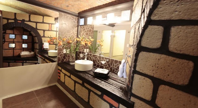 Aztic Hotel And Executive Suites