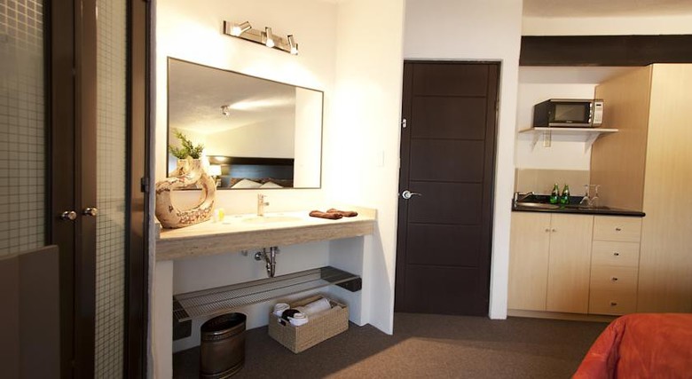 Aztic Hotel And Executive Suites