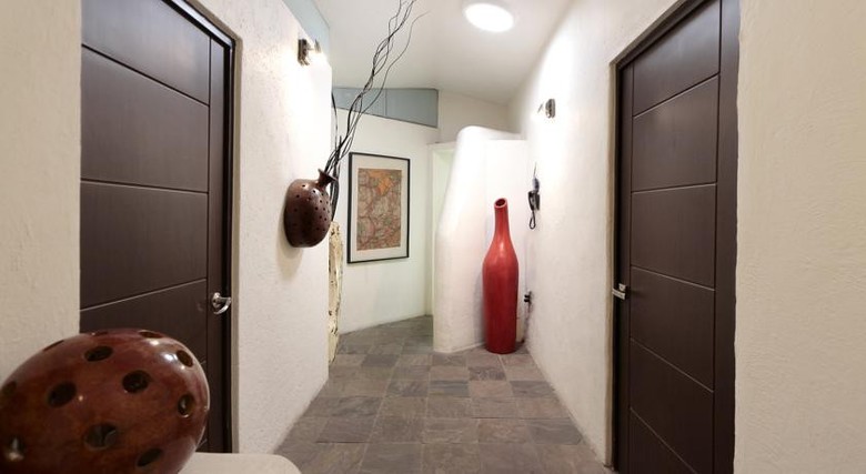Aztic Hotel And Executive Suites