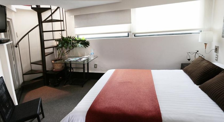 Aztic Hotel And Executive Suites