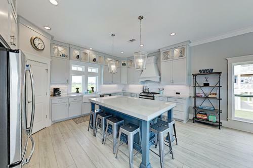 Brand-new & Luxurious - Large Gulf-front Estate Home