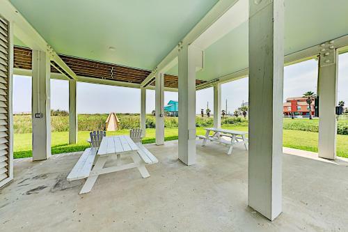 Brand-new & Luxurious - Large Gulf-front Estate Home