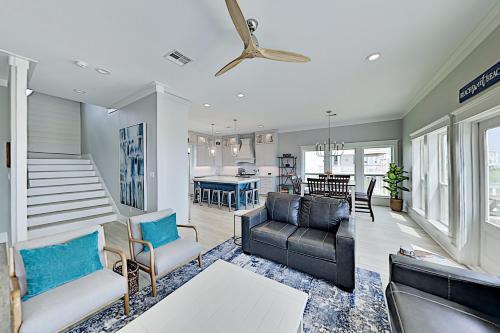 Brand-new & Luxurious - Large Gulf-front Estate Home