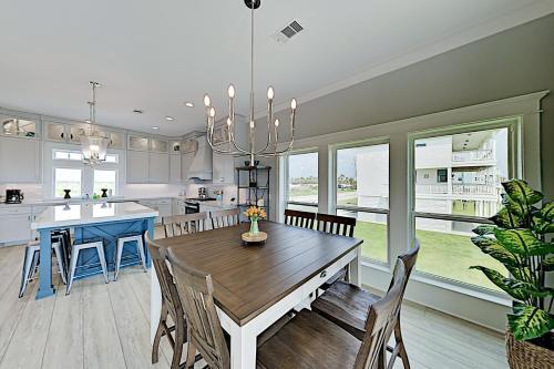 Brand-new & Luxurious - Large Gulf-front Estate Home