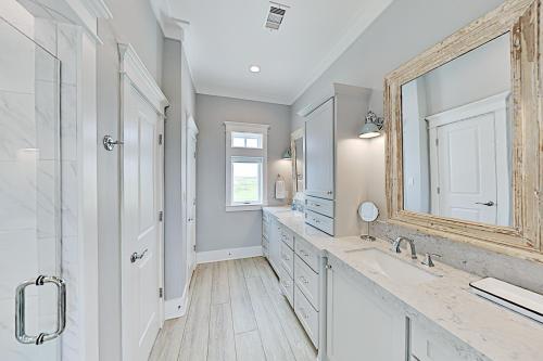 Brand-new & Luxurious - Large Gulf-front Estate Home