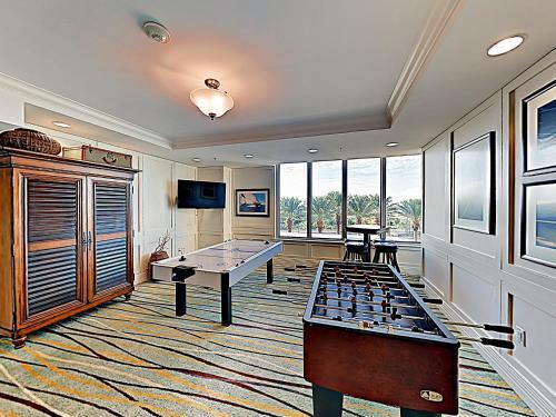 Apartamento New Listing! Luxe Beachfront Oasis With Pools & Gym Condo