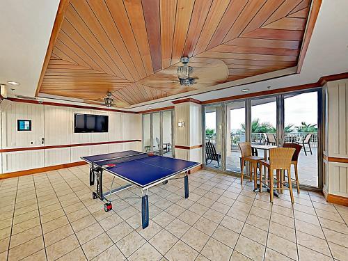 Apartamento New Listing! Luxe Beachfront Oasis With Pools & Gym Condo