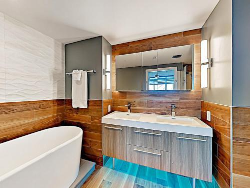 Apartamento New Listing! Luxe Beachfront Oasis With Pools & Gym Condo