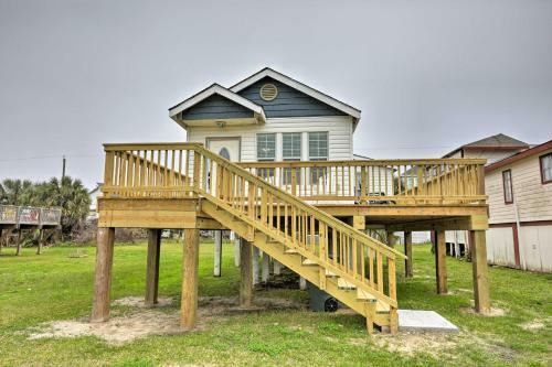 Upscale Galveston Cottage With Wraparound Deck!