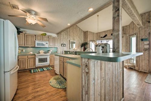 Beautiful Beachfront Galveston Home With Deck!