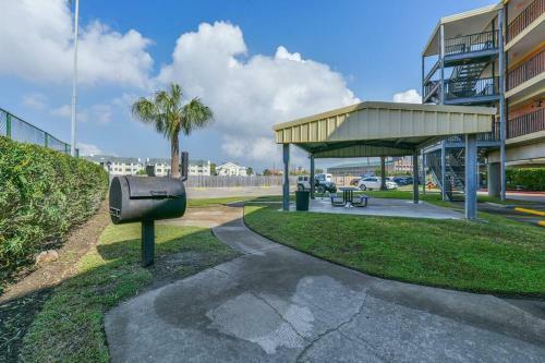 Available Mardi Gras , Updated Beachfront Condo