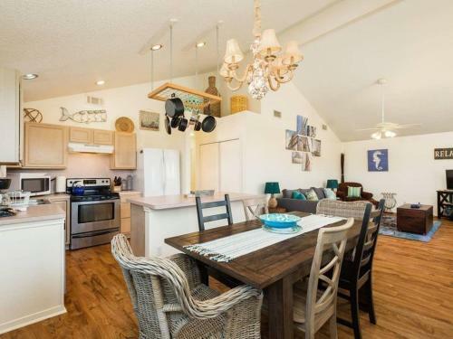 Cute Jamaica Beach Gem With Huge Deck And Pup Friendly Fence