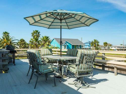 Cute Jamaica Beach Gem With Huge Deck And Pup Friendly Fence