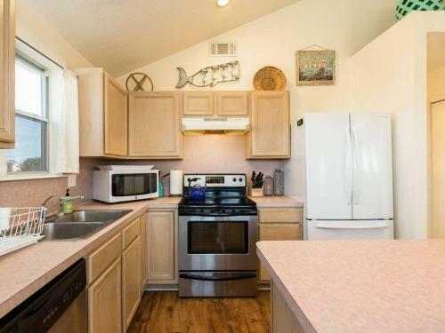 Cute Jamaica Beach Gem With Huge Deck And Pup Friendly Fence