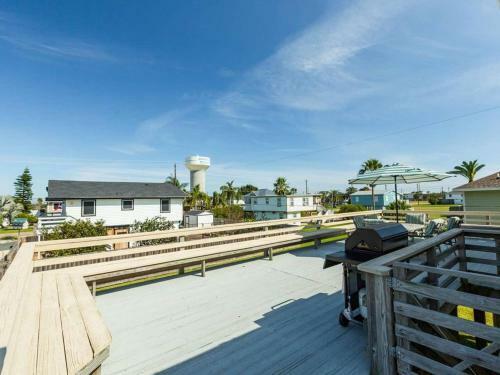 Cute Jamaica Beach Gem With Huge Deck And Pup Friendly Fence