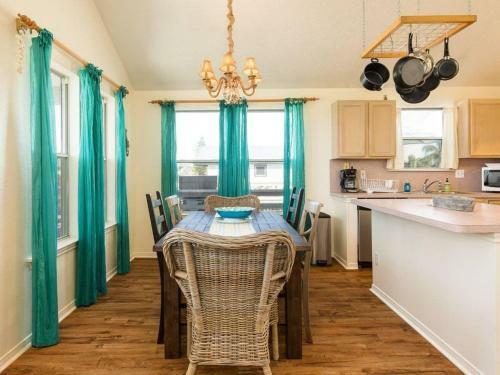 Cute Jamaica Beach Gem With Huge Deck And Pup Friendly Fence