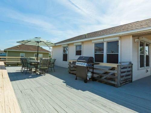 Cute Jamaica Beach Gem With Huge Deck And Pup Friendly Fence