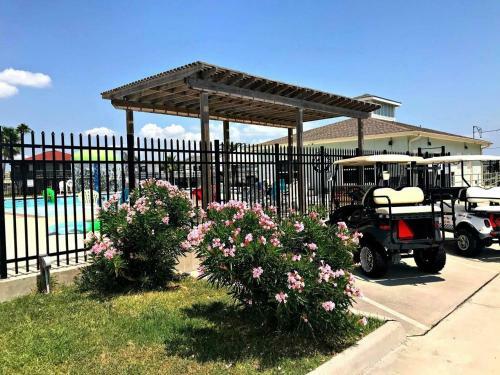 Cute Jamaica Beach Gem With Huge Deck And Pup Friendly Fence