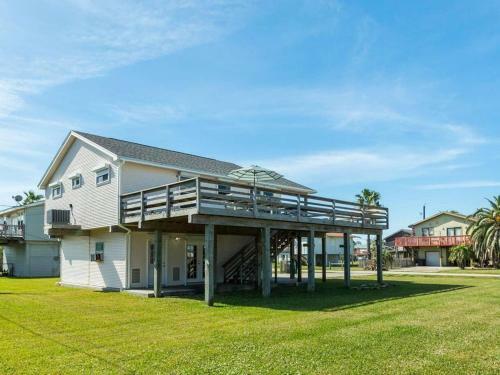 Cute Jamaica Beach Gem With Huge Deck And Pup Friendly Fence