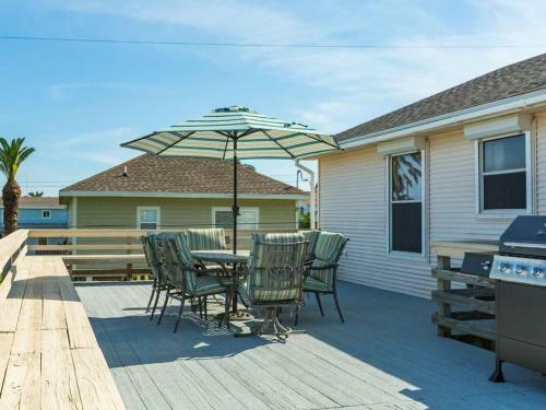 Cute Jamaica Beach Gem With Huge Deck And Pup Friendly Fence