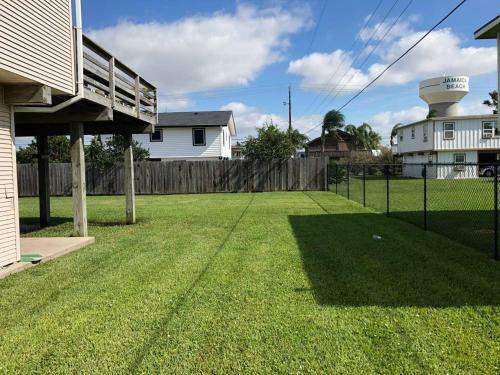 Cute Jamaica Beach Gem With Huge Deck And Pup Friendly Fence