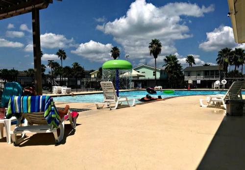 Cute Jamaica Beach Gem With Huge Deck And Pup Friendly Fence