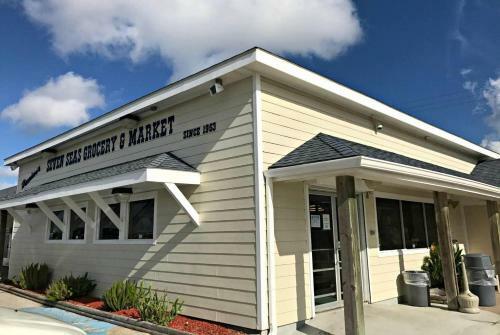 Cute Jamaica Beach Gem With Huge Deck And Pup Friendly Fence