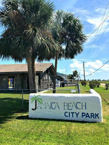 Cute Jamaica Beach Gem With Huge Deck And Pup Friendly Fence