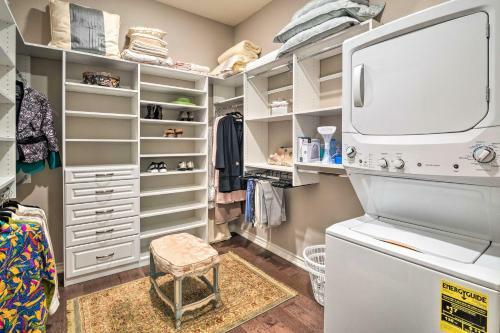 Pet-friendly Townhome About 2 Mi To Town Square!