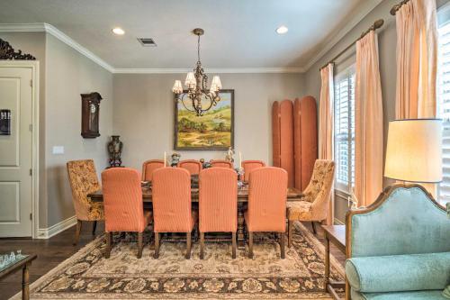 Pet-friendly Townhome About 2 Mi To Town Square!