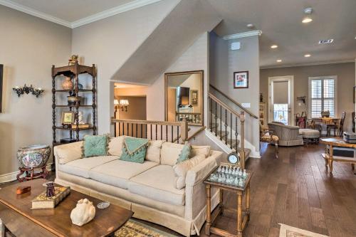 Pet-friendly Townhome About 2 Mi To Town Square!