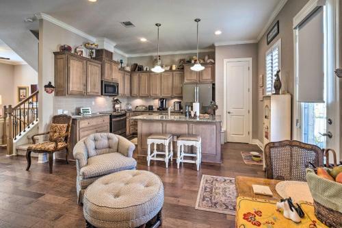 Pet-friendly Townhome About 2 Mi To Town Square!