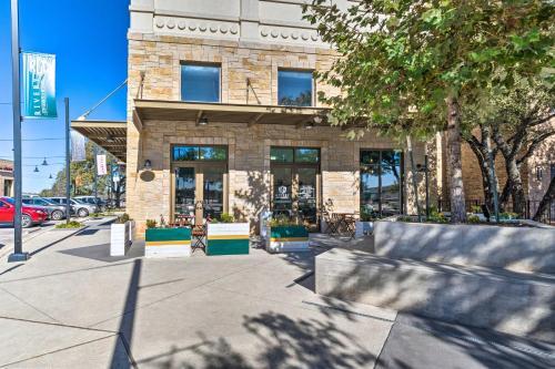 Pet-friendly Townhome About 2 Mi To Town Square!