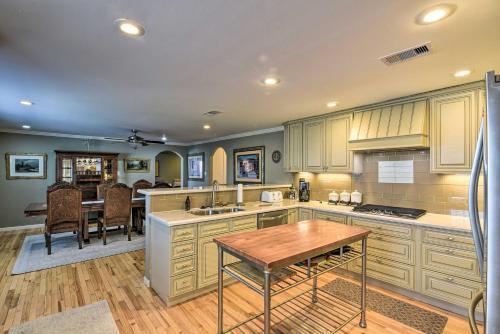 Galveston Apartment With Grill Less Than 2 Mi To Beach!