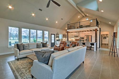 Modern Home By Granbury Country Club And Beach!