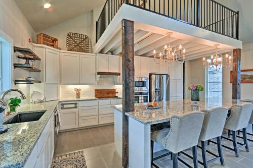 Modern Home By Granbury Country Club And Beach!