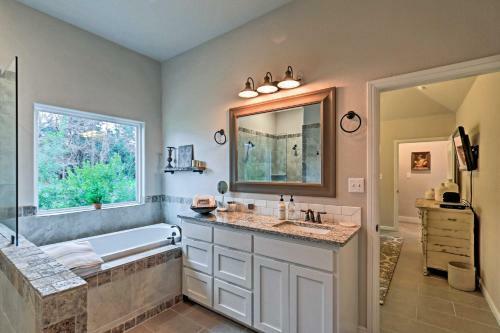 Modern Home By Granbury Country Club And Beach!
