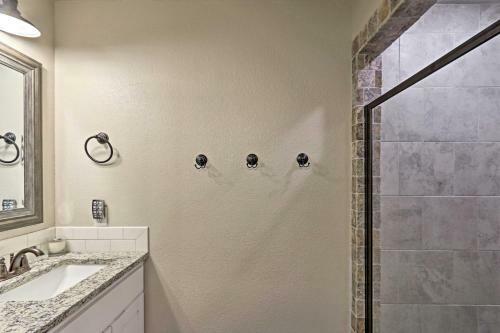 Modern Home By Granbury Country Club And Beach!
