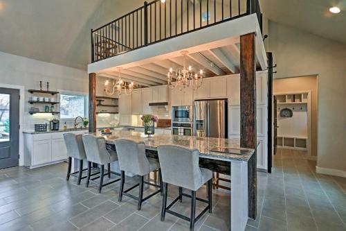 Modern Home By Granbury Country Club And Beach!