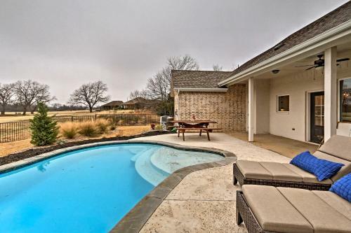 Modern Home By Granbury Country Club And Beach!