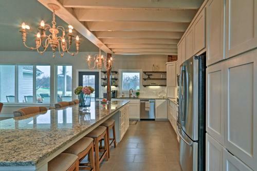 Modern Home By Granbury Country Club And Beach!