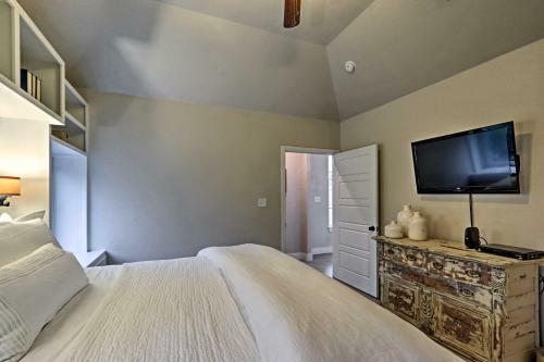 Modern Home By Granbury Country Club And Beach!