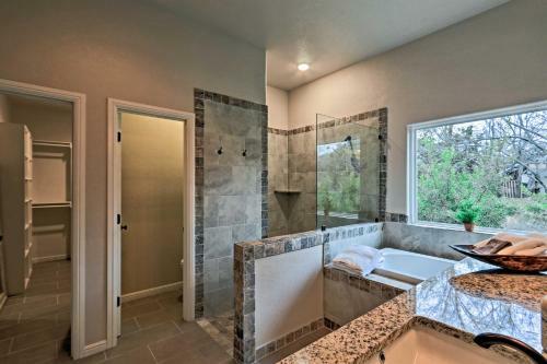 Modern Home By Granbury Country Club And Beach!