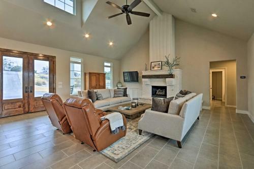 Modern Home By Granbury Country Club And Beach!