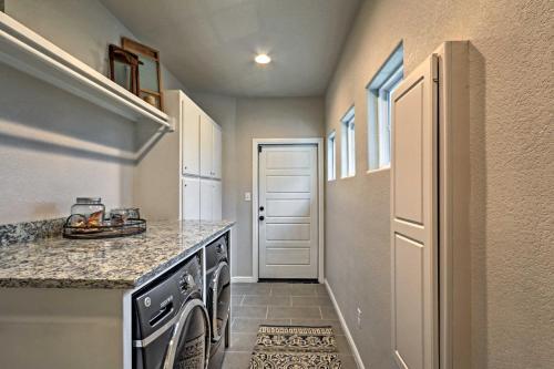 Modern Home By Granbury Country Club And Beach!