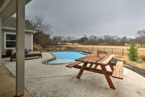 Modern Home By Granbury Country Club And Beach!