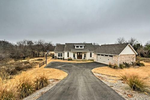 Modern Home By Granbury Country Club And Beach!
