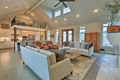 Modern Home By Granbury Country Club And Beach!