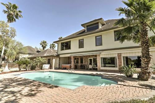 Lakefront Harlingen Home With Pool, Yard And Pool Table