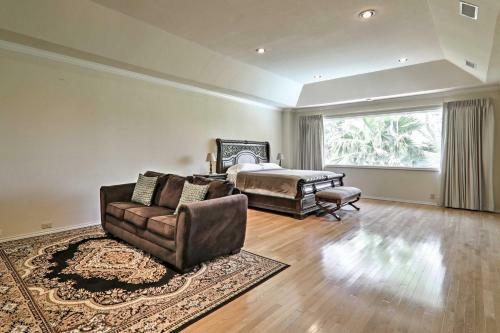 Lakefront Harlingen Home With Pool, Yard And Pool Table